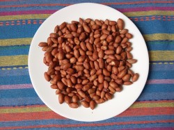 Жареный арахис на сковороде в шелухе - шаг 1