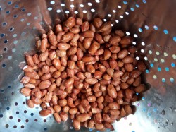 Жареный арахис на сковороде в шелухе - шаг 2