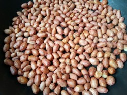 Жареный арахис на сковороде в шелухе - шаг 4