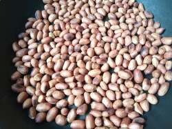 Жареный арахис на сковороде в шелухе - шаг 5