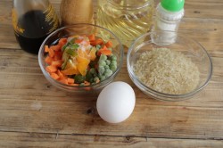 Жареный рис по тайски с яйцом