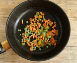 Жареный рис по тайски с яйцом