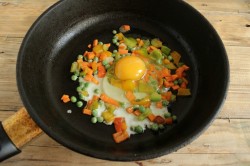 Жареный рис по тайски с яйцом