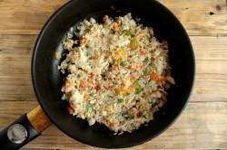 Жареный рис по тайски с яйцом