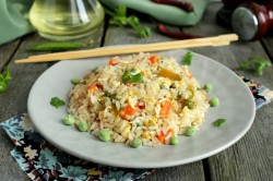 Жареный рис по тайски с яйцом