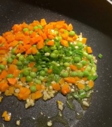 Жареный рис с королевскими креветками, имбирем и овощами - шаг 1