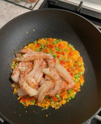 Жареный рис с королевскими креветками, имбирем и овощами - шаг 2