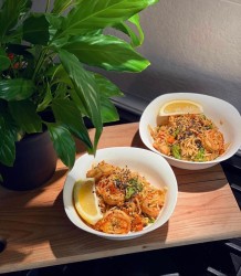 Жареный рис с королевскими креветками, имбирем и овощами - шаг 4