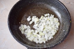 название картинки Жареха с грибами и картошкой на сковороде