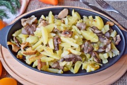 название картинки Жареха с грибами и картошкой на сковороде