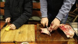 название картинки Жаркое из петуха с белыми грибами в чугунке в печи.