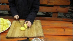 название картинки Жаркое из петуха с белыми грибами в чугунке в печи.