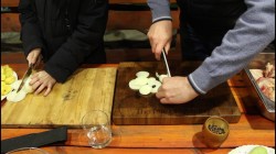 название картинки Жаркое из петуха с белыми грибами в чугунке в печи.