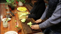 название картинки Жаркое из петуха с белыми грибами в чугунке в печи.