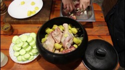 название картинки Жаркое из петуха с белыми грибами в чугунке в печи.