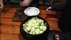название картинки Жаркое из петуха с белыми грибами в чугунке в печи.