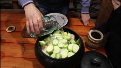 название картинки Жаркое из петуха с белыми грибами в чугунке в печи.