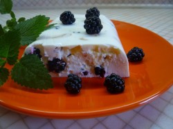 название картинки Желе из творога с ежевикой