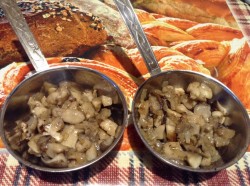 Жульен с вешенками, твердым сыром и сливками в духовке