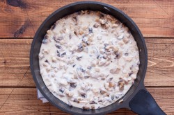 Жульен с грибами курицей и сметаной