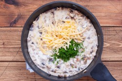 Жульен с грибами курицей и сметаной