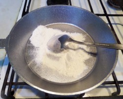 Грибы в горшочках с сыром луком курицей