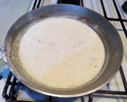 Грибы в горшочках с сыром луком курицей