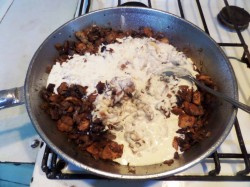 Грибы в горшочках с сыром луком курицей