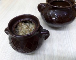 Грибы в горшочках с сыром луком курицей