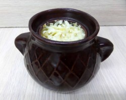 Грибы в горшочках с сыром луком курицей