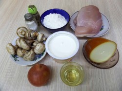 Грибы в горшочках с сыром луком курицей