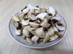 Грибы в горшочках с сыром луком курицей