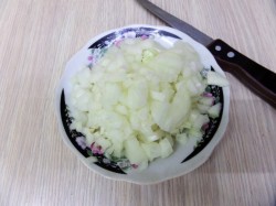 Грибы в горшочках с сыром луком курицей