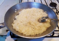 Грибы в горшочках с сыром луком курицей