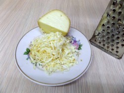 Грибы в горшочках с сыром луком курицей