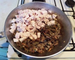 Грибы в горшочках с сыром луком курицей