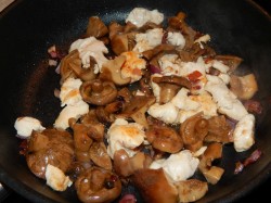 Жульен с грибами в горшочках