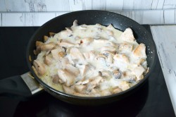 Жульен с курицей и грибами на сковороде