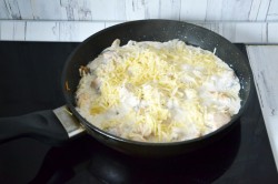 Жульен с курицей и грибами на сковороде