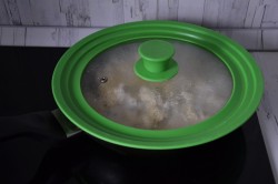 Жульен с курицей и грибами на сковороде