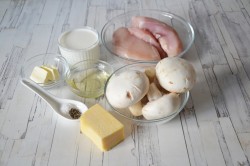 Жульен с курицей и грибами на сковороде