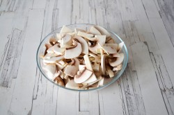 Жульен с курицей и грибами на сковороде