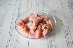 Жульен с курицей и грибами на сковороде