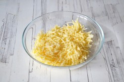 Жульен с курицей и грибами на сковороде