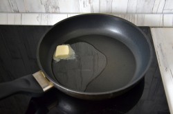 Жульен с курицей и грибами на сковороде