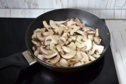 Жульен с курицей и грибами на сковороде