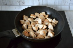 Жульен с курицей и грибами на сковороде