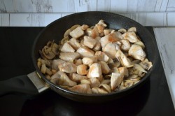 Жульен с курицей и грибами на сковороде