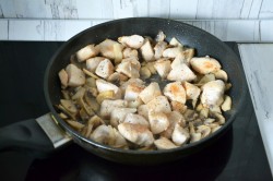 Жульен с курицей и грибами на сковороде