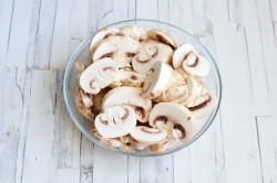 название картинки Жульен с курицей и грибами в духовке